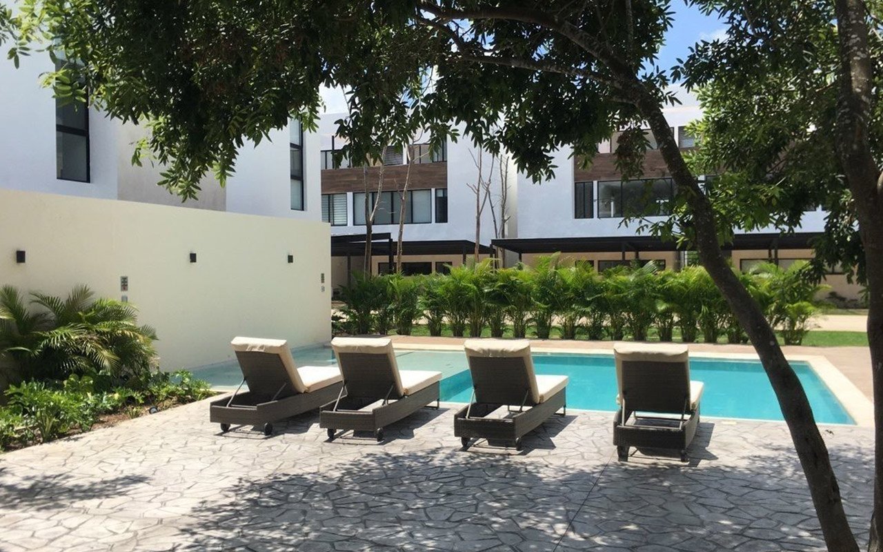 Vista exterior amenidades y piscina en Zen apartments & homes, Montebello, Mérida.