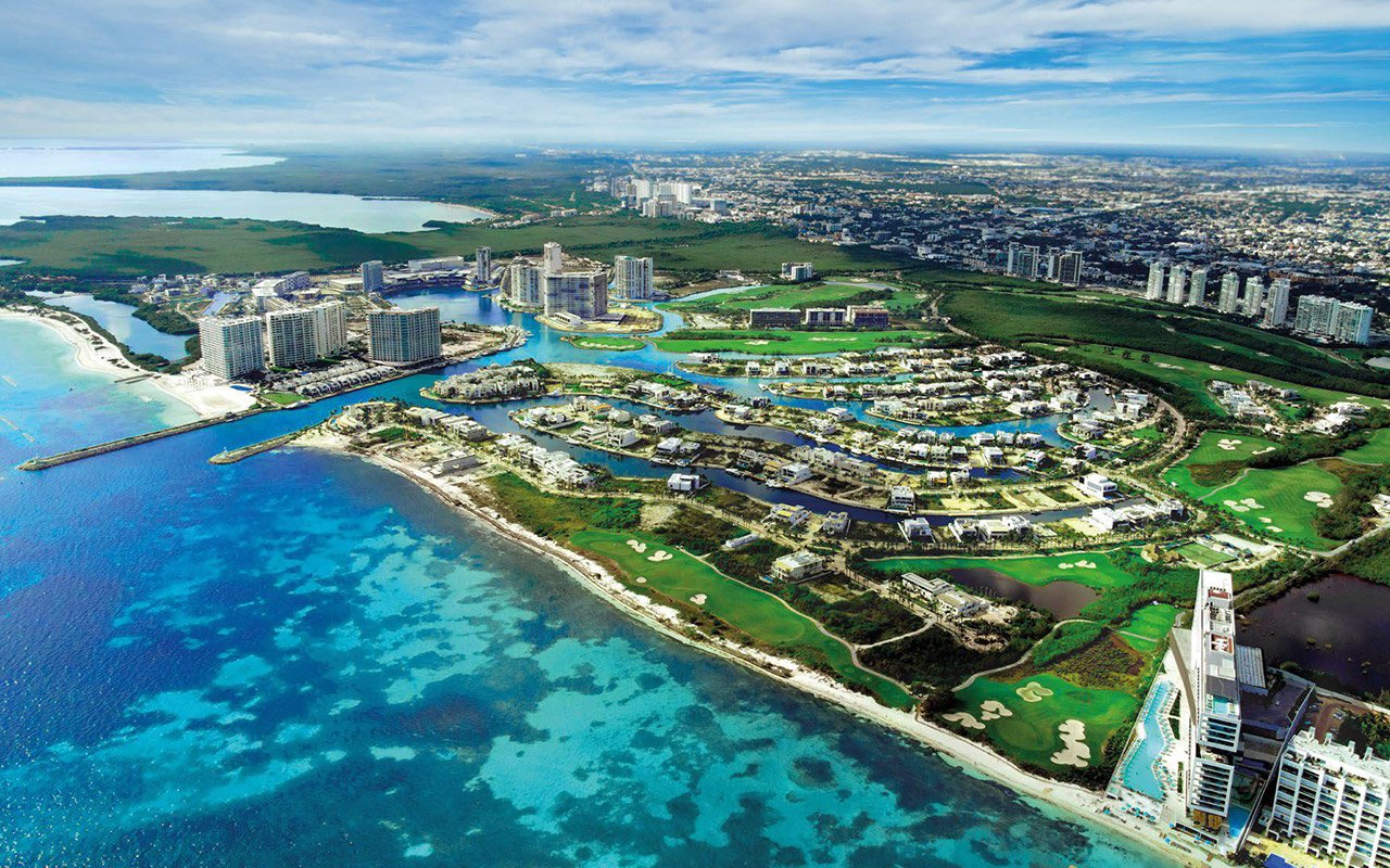 Vista aérea de Puerto Cancún Club. Comunidad planeada y campo de golf en Cancún, México.