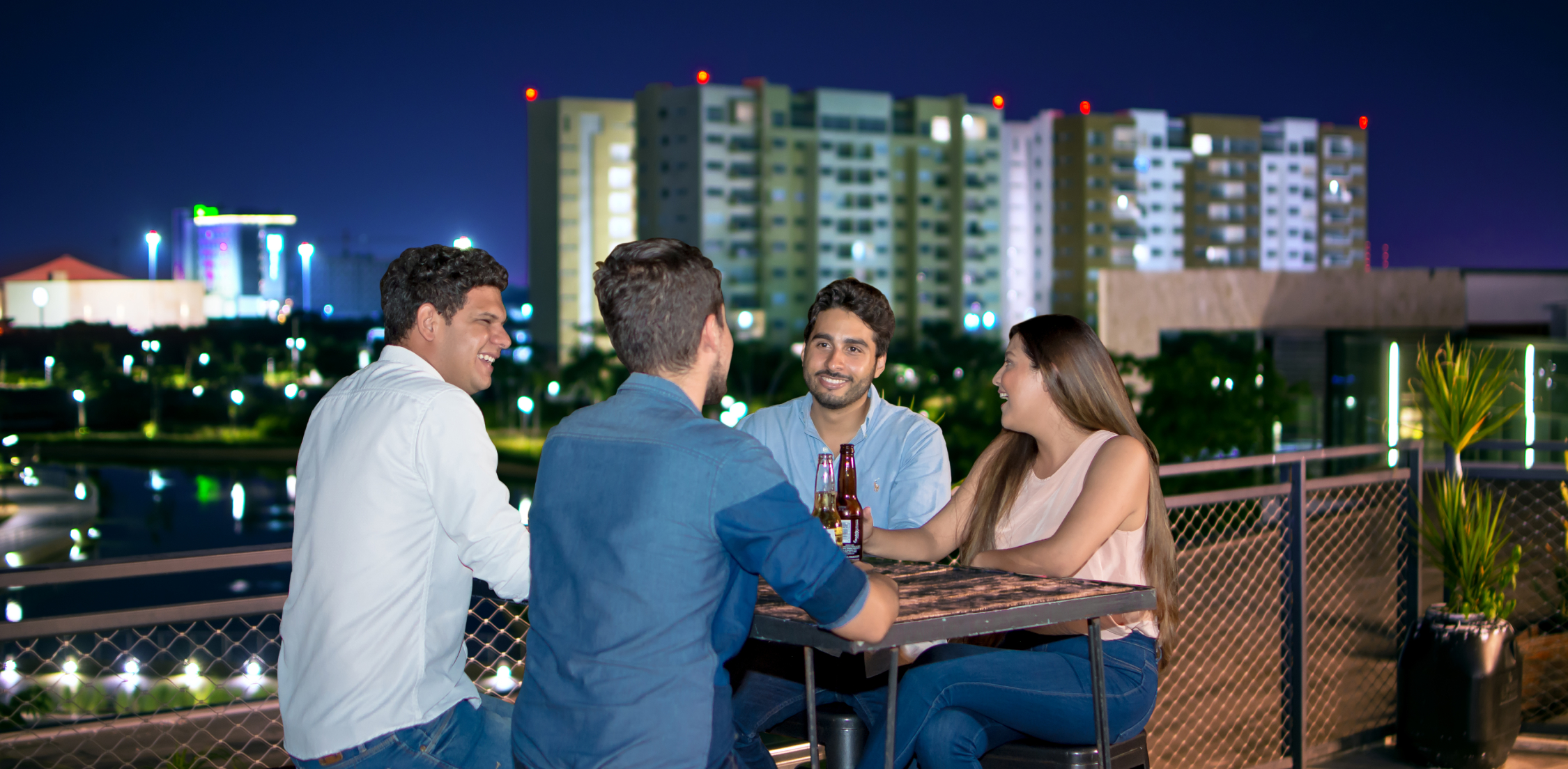 Night life at the Harbor In vía Montejo